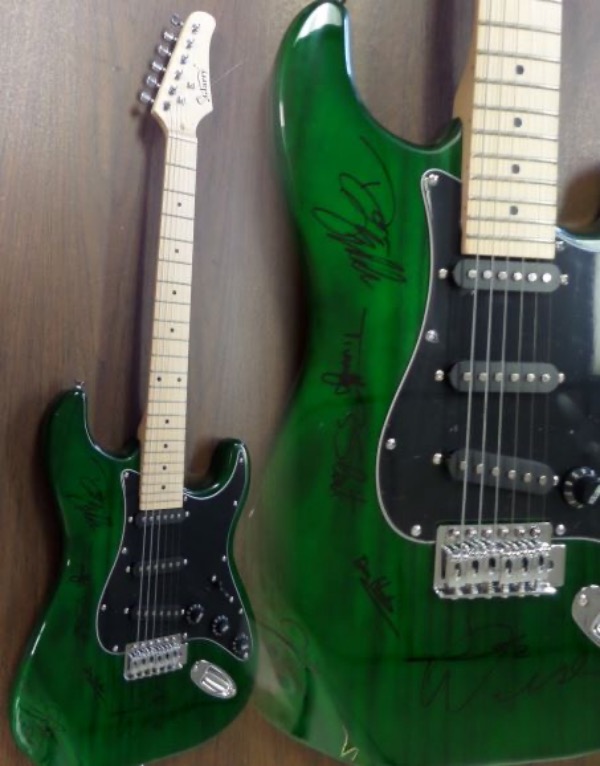 Wow, this mint electric guitar comes signed 5 of the longtime members of this amazing rock band. The signatures all show off wonderfully on this gorgeous guitar and included are JOE WALSH, GLENN FREY (deceased), DON HENLEY, TIMOTHY SCHMIT, & DON FELDER!!  Very rare with Frey's signature and retails into the thousands easily. Guaranteed authentic. 