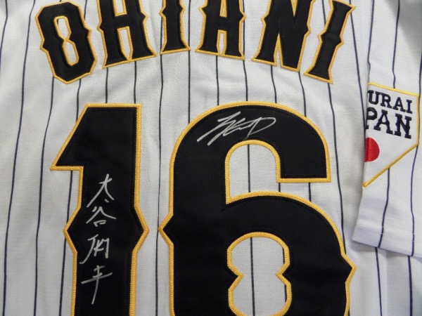 This white Mitchell & Ness size L custom #16 Japan Ohtani jersey is in NEW condition, with everything hand-sewn.  It is back number-signed in bright silver by the eventual AL MVP himself, written in both English and Japanese, grading an 8 at least.  A great looking jersey, and retail is high hundreds right now at least!