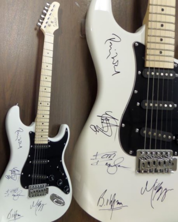 This mint white beauty is stunning with a unique look and design to it and comes signed gorgeously by MICK, KEITH, CHARLIE, BILL, & RONNIE. Great auto's and guaranteed authentic. Retail is well into the thousands from  1 of the best rock bands of all-time. Ideal for display and comes in original box with carry case, pick-ups,etc! STUNNING!